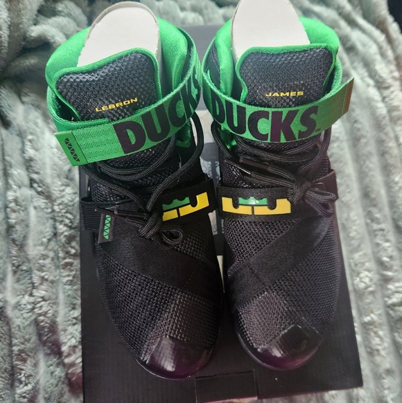 NWT Nike Lebron James Oregon Ducks Shoes Size 7.5M/8W - Picture 2 of 8